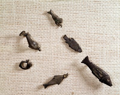 クリスチャン・アンティキテ：魚の形をしたフィーブルと金属製のジュエリー。国立考古学博物館、サン・ジェルマン・アン・レイ 作： Paleo Christian Paleo Christian