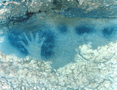 斑点のある馬のパネルの上部からの手のステンシル、後期旧石器時代後期、ソルトリアン文化、紀元前22000〜18000年頃（写真） 作： Paleolithic Paleolithic