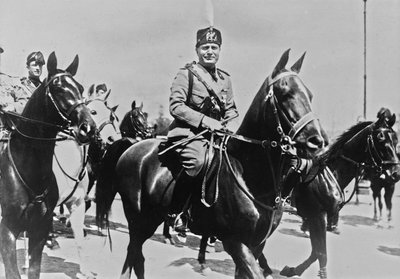 アルバム「ドゥーチェ」。ローマで馬に乗ったベニート・ムッソリーニと側近たち（モノクロ写真 作： Pandimiglio Pandimiglio