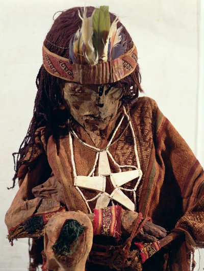 骨の宝石で飾られたミイラ、紀元前200年頃 作： Paracas Culture