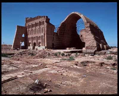 シャプール1世の宮殿とチョスロエスクのアーチの眺め 作： Parthian Parthian