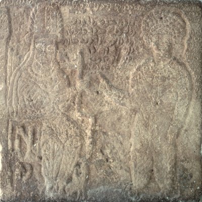 最後のパルティアの王アルタバヌス5世がスーサの罠であるクワサックに投資していることを示す希少な碑。 作： Parthian School