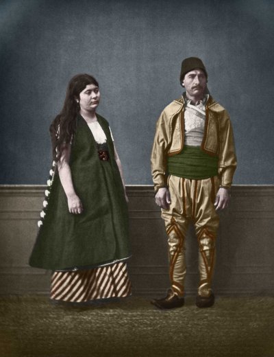 1890年頃のソフィア出身のブルガリア人女性とブルガリア人男性の肖像。パスカル・セバ（1838-1890）によるカラーライズ写真。 作： Pascal Sébah