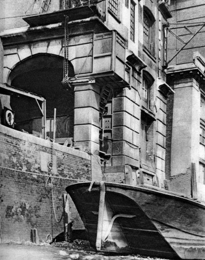 1926〜1927年のキャノンストリート駅近くのテムズ川沿いの都市商人の邸宅の名残 作： Paterson