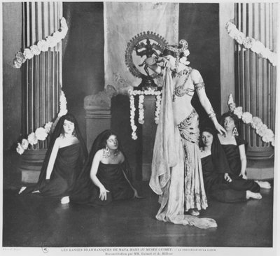 1905年3月13日、パリのギメ美術館で演奏するマタハリ 作： Paul Boyer
