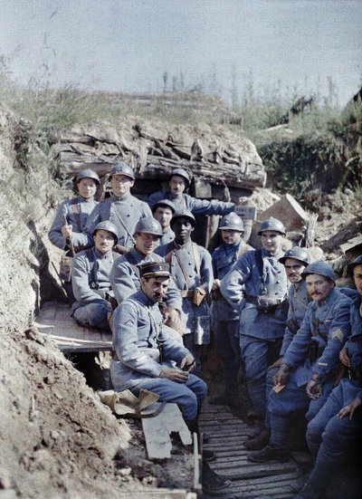 1917年6月16日、フランス、アルザス、オーラン県、ヒルツバッハ最前線の塹壕にいるフランス兵のグループ（オートクロム） 作： Paul Castelnau