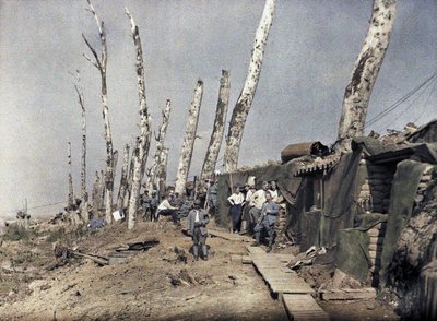 1917年9月10日、ベルギーの砲撃によって破壊された地域のヘットサスにあるフレンチライン（オートクローム） 作： Paul Castelnau