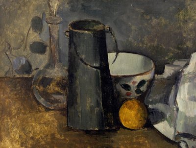 カラフ、ミルク缶、ボウル、オレンジのある静物 作： Paul Cézanne