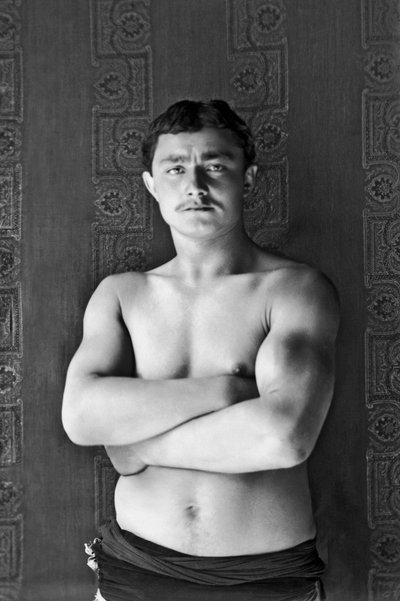 Andelot Blancheville (Haute Marne) のそばを通り過ぎる旅するサーカス レスラーの肖像画。 ポール・エミール・セオドア・デュコス (1849-1913) による 1886 年頃の写真。 作： Paul Emile Theodore Ducos