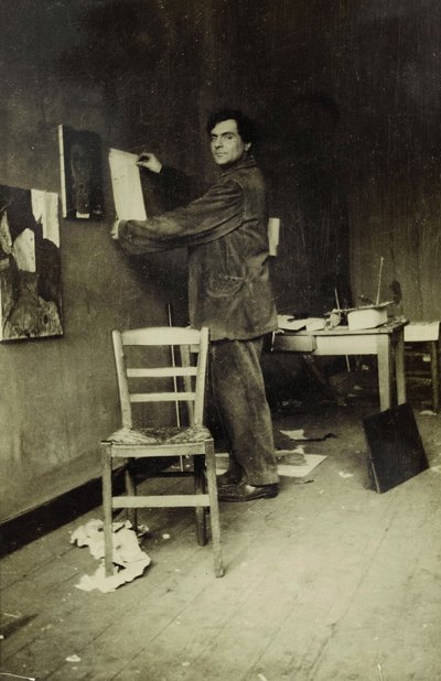アトリエでのアメデオ・モディリアーニ（1915年頃）（モノクロ写真 作： Paul Guillaume