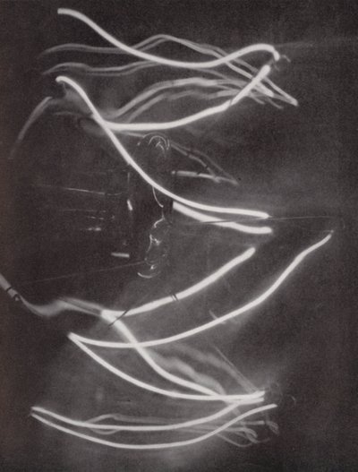 電球のフィラメント（モノクロ写真） 作： Paul Henning