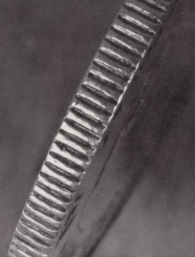 コインの縁（モノクロ写真） 作： Paul Henning