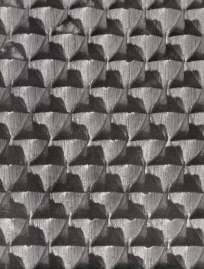 靴磨きのやすりの表面（モノクロ写真） 作： Paul Henning