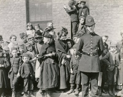ロンドンの警官の葬式、1894 年 作： Paul Martin