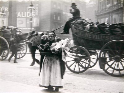 女性の新聞販売員、ロンドン、1890年代頃（モノクロ写真） 作： Paul Martin