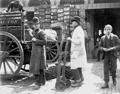 1893 年、ロンドンのビリングスゲート マーケットで荷降ろし 作： Paul Martin