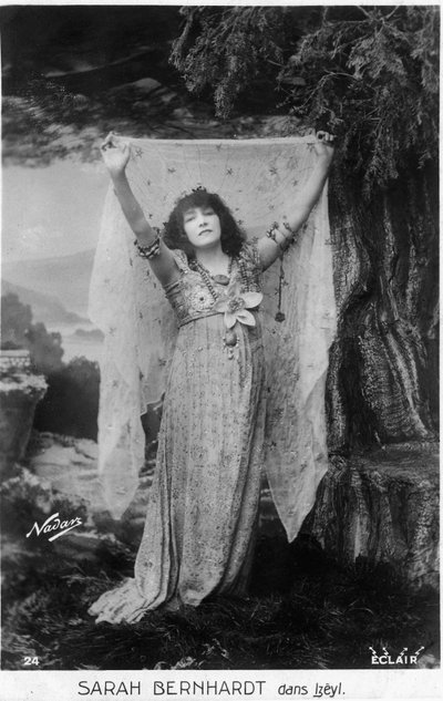 イザエル役のサラ・ベルナールことアンリエット・ロジーヌ・ベルナール（1844-1923）、ポストカード（モノクロ写真 作： Paul Nadar