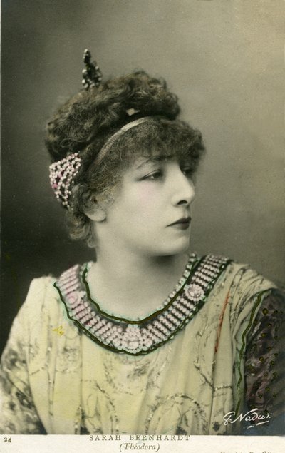 サラ・ベルナールことアンリエット・ロジーヌ・ベルナール（1844-1923）の「テオドラ」役（1884年、ヴィクトリアン・サルドゥの作品）（写真 作： Paul Nadar