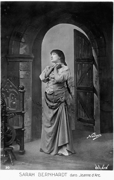 サラ・ベルナールことアンリエット・ロジーヌ・ベルナール（1844-1923）のジャンヌ・ダルク役（ジュール・バルビエ作）。 作： Paul Nadar