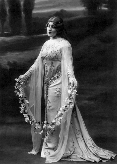 1911年、クロード・ドビュッシー作オペラ『ペレアスとメリザンド』のメリザンド役マルグリット・カレ、写真：Paul Nadar 作： Paul Nadar