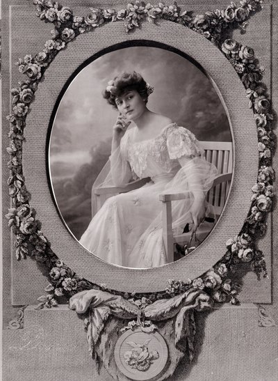 花をあしらった背景に楕円形のベンチに座る女性の肖像 作： Paul Nadar