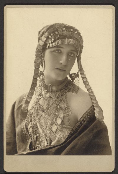 [演劇衣装を着た見知らぬ女性] 作： Paul Nadar