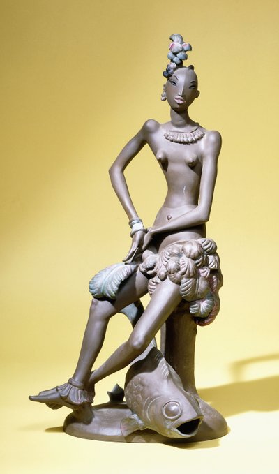 カールスルーエのテラコッタ製フィギュア「大きな魚を足元に座らせたアフリカの踊り子 作： Paul Scheurich