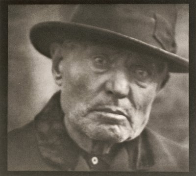写真-ニューヨーク［男性-ファイブ・ポインツ・スクエア］ 作： Paul Strand