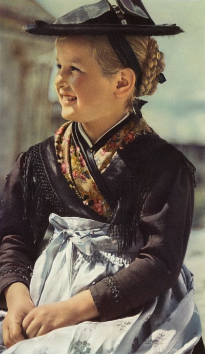 初期のカラー写真: サレンティーノ州サーン渓谷の少女 (カラー写真) 作： Paul Wolff