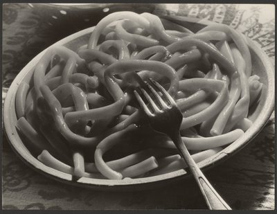 フォーク付き麺皿 作： Paul Wolff
