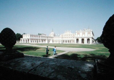 1715年に再建された王宮と庭園（写真） 作： Pedro Caro Idrogo