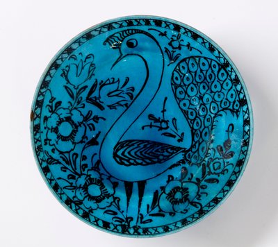 背景色が水色の孔雀を描いた19世紀のペルシャの陶器料理 作： Persian School