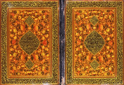 花柄とスルス体の碑文を含むメダリオンで描かれたガージャール朝の装丁、1801-2年頃 作： Persian School