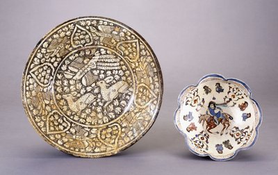 14世紀の密な緑豊かなモチーフの中に座っている2頭の鹿を描いたスルタナバードの陶器料理 作： Persian School