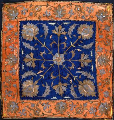銀と金糸で刺繍された青いサテン畑で構成されたボチャ 作： Persian School