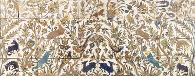 17世紀、鳥、鹿、ライオンが生息する植生で描かれた、10枚のタイルの4つの列で構成されるクルダセカタイルパネル 作： Persian School
