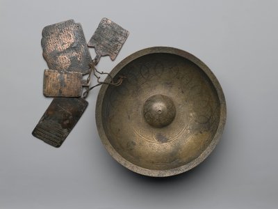 碑文、干支、4つのプラケットを備えたチヒルキリド占いボウル、1679年（銅合金） 作： Persian School