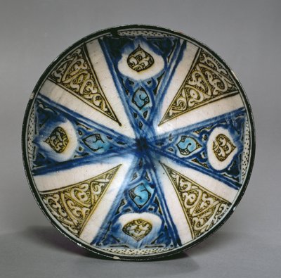 皿、イラン、カーシャン、セルジュク時代、13世紀後半（釉薬の下に多色の石膏） 作： Persian School