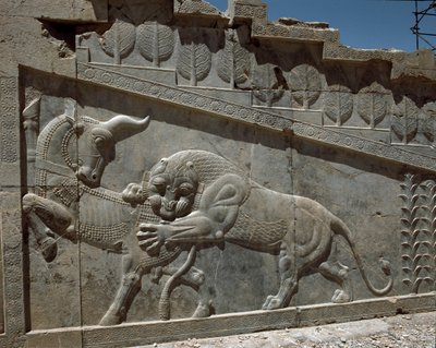 雄牛とライオンの戦い - アパダナの東階段のレリーフ、前6世紀 作： Persian School