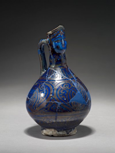 14世紀初頭のイラン人頭水差し（青い釉薬の上に金色の光沢がある石膏） 作： Persian School