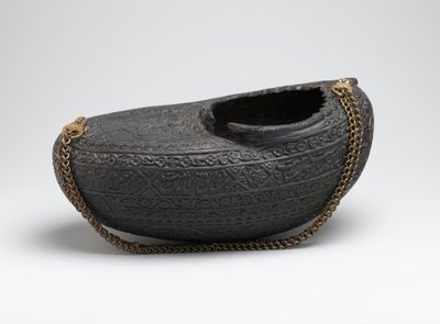 カシクル、または乞食のボウル。ダービッシュの肖像画とマウントされた鷹匠、イラン、1880年（ココデメールシェル＆チェーン） 作： Persian School