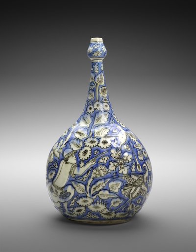 17世紀半ばの図と花のローブボトル（不透明な白とコバルトブルーの釉薬を使用したラスター彩） 作： Persian School