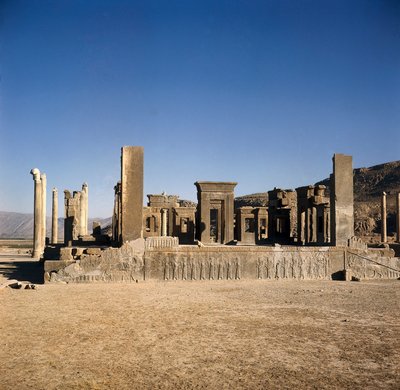 ""ペルセポリス（イラン）のダレイオス1世（紀元前550～486年）の宮殿 "" アイメネスのペルシャ帝国の遺跡。紀元前6～5世紀 作： Persian School