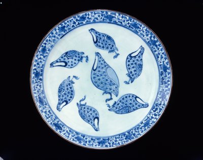 パートリッジ料理、イラン、サファヴィー朝時代、18世紀（釉薬の下に青色の石膏） 作： Persian School