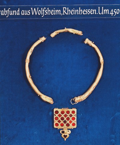 ペンション、ヴォルフスハイムの墓の宝物、c.378（金） 作： Persian School