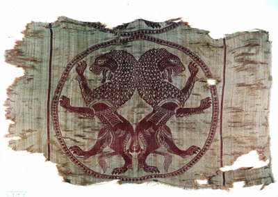 ペルシャ美術：サーサーン朝の2頭の獅子を表現した刺繍布。紀元8世紀個人蔵 作： Persian School
