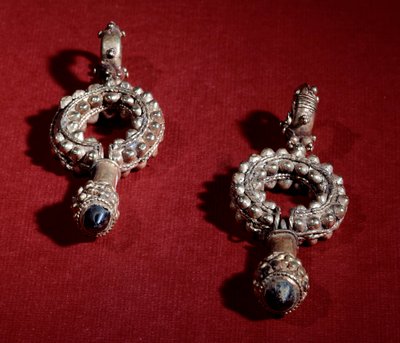 ペルシャ美術：金のイヤリング。紀元後4世紀、ルセニード期個人蔵 作： Persian School