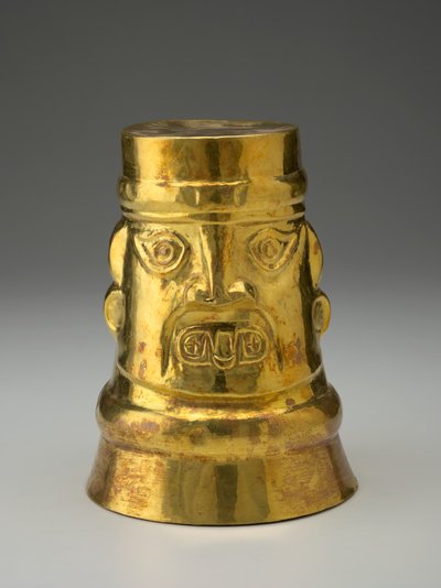 ケロ（儀式用酒器）」1000年頃～1476年頃（金合金 作： Peruvian Shool