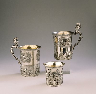 1830年と1795年の2つのマグカップ、およびビーカー 作： Peter Andreas Moller