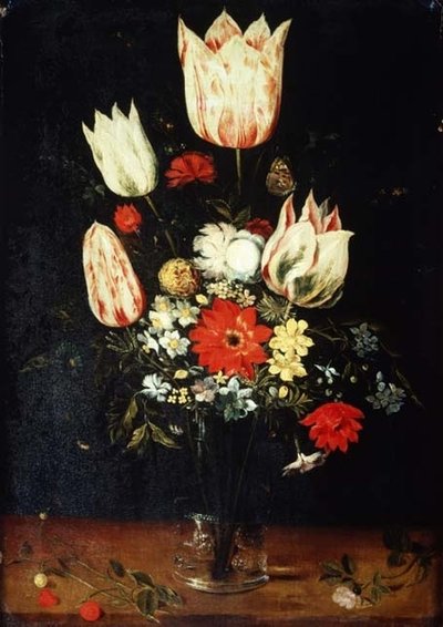 ガラスの花瓶に生けられた花が台座に置かれています。 作： Peter Binoit